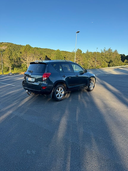 Toyota RAV4 4 of 5