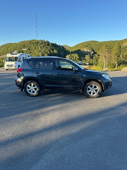 Toyota RAV4 3 of 5