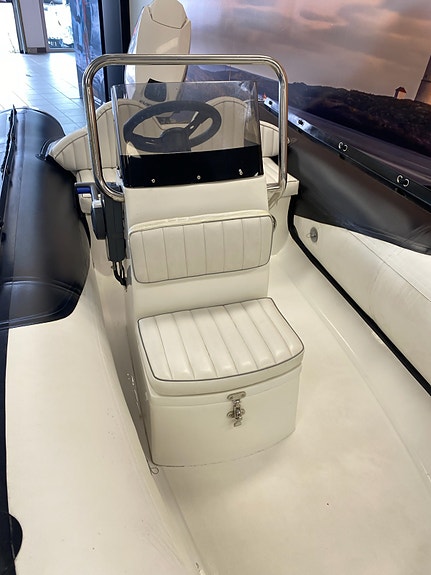 Suzumar 410 med 30 hk Evinrude. 4 of 8