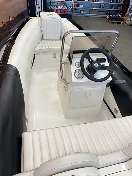 Suzumar 410 med 30 hk Evinrude. 5 of 8