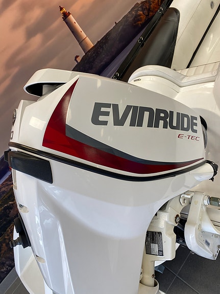 Suzumar 410 med 30 hk Evinrude. 6 of 8