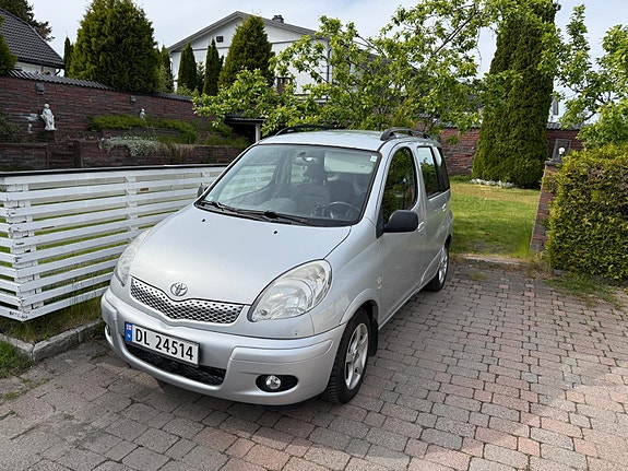 Toyota Yaris Verso 2 of 5