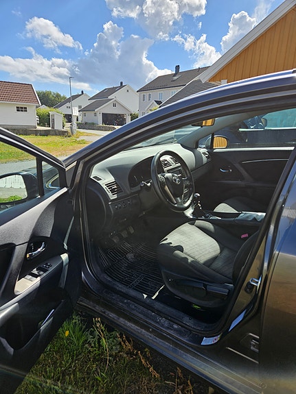 Toyota Avensis 2 of 5