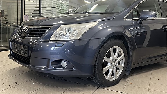Toyota Avensis 2 of 5
