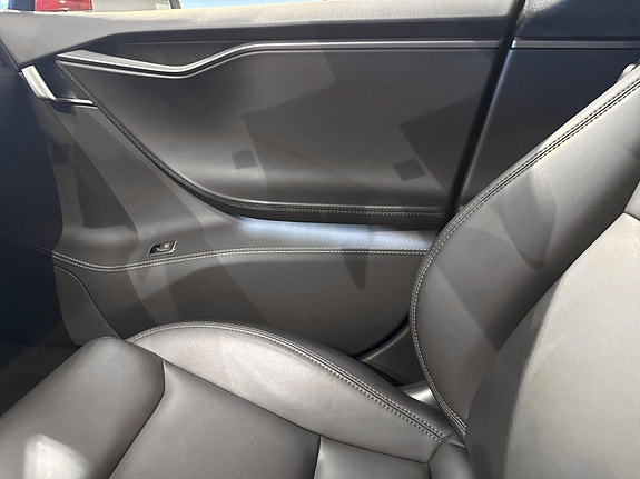 Tesla Model S 21 of 27