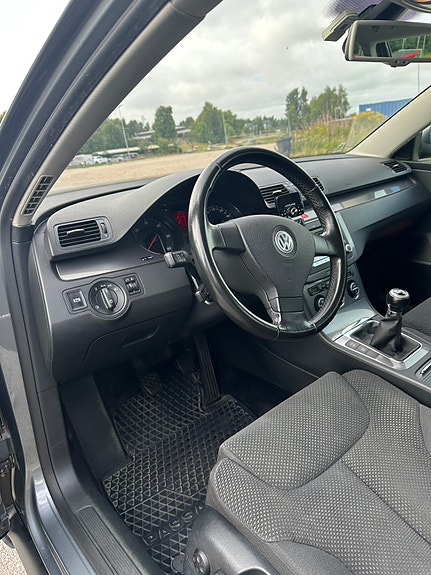Volkswagen Passat 12 of 30