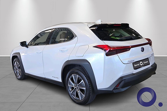 Lexus UX300e 3 of 5