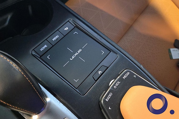 Lexus UX300e 24 of 30