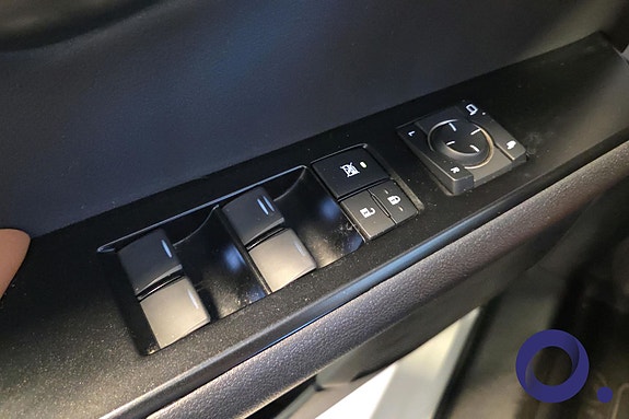 Lexus UX300e 26 of 30