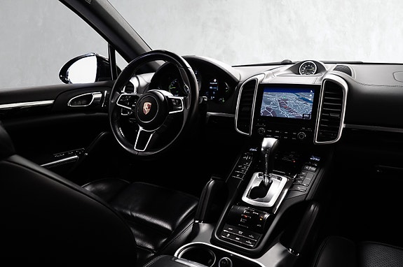 Porsche Cayenne 27 of 30