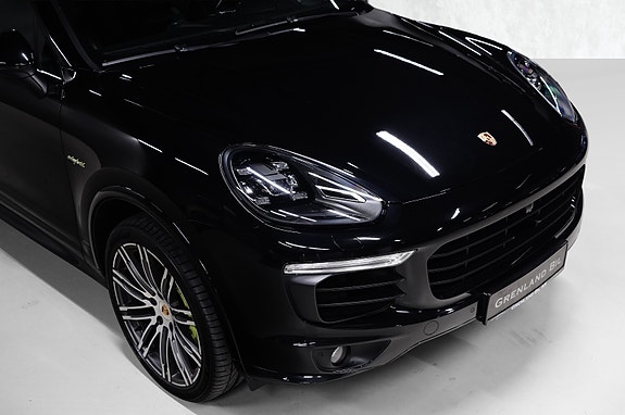 Porsche Cayenne 3 of 30