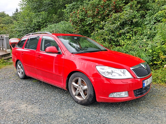 Skoda Octavia 2 of 5