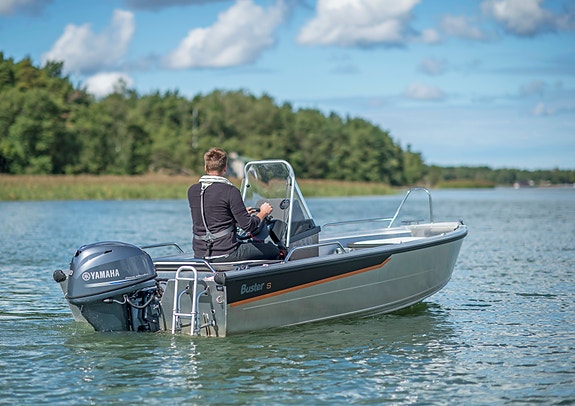 Buster Scc med Yamaha 30 hk - Liten senterkonsoll med maksimal dekksplass 3 of 3