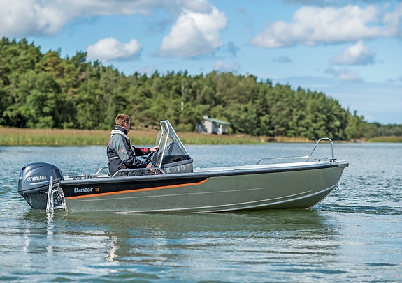 Buster Scc med Yamaha 30 hk - Liten senterkonsoll med maksimal dekksplass 2 of 3