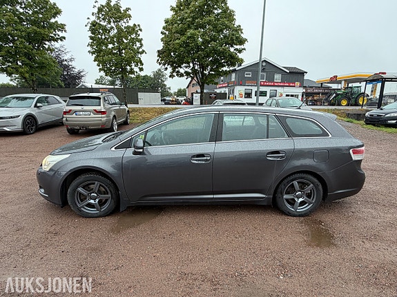 Toyota Avensis 2 of 5