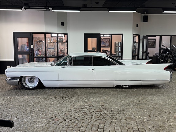 Cadillac Deville 2 of 5