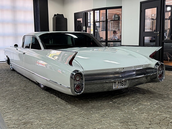 Cadillac Deville 4 of 5