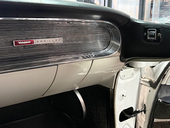 Cadillac Deville 23 of 30