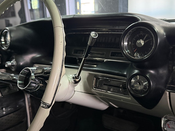 Cadillac Deville 28 of 30