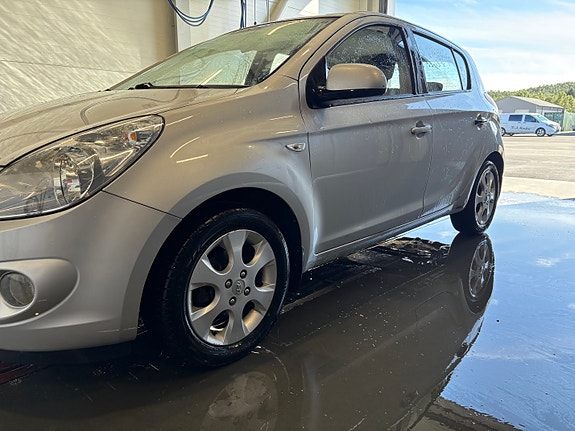 Hyundai i20 2 of 5