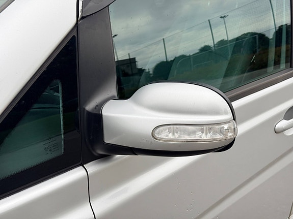 Mercedes-Benz Viano 8 of 30