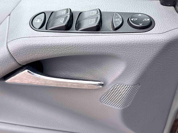 Mercedes-Benz Viano 28 of 30