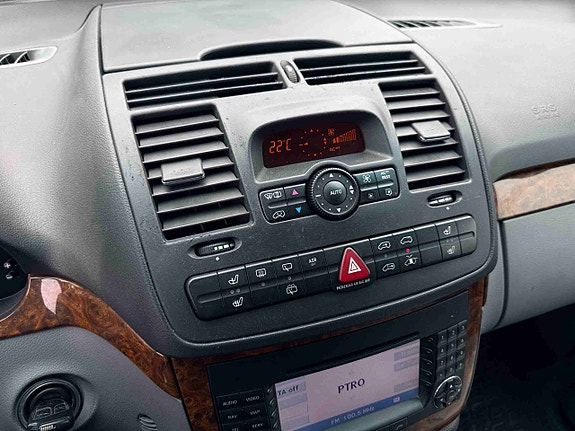 Mercedes-Benz Viano 24 of 30