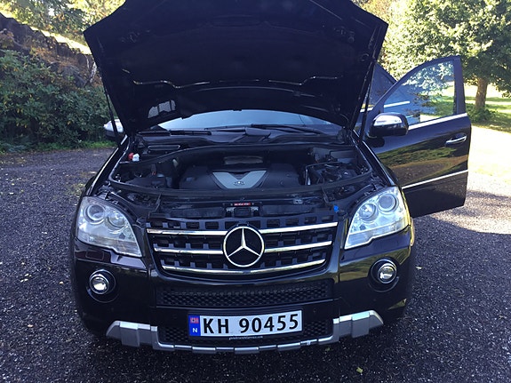 Mercedes-Benz ML320 2 of 26