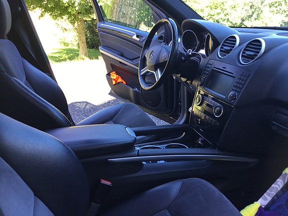 Mercedes-Benz ML320 11 of 26