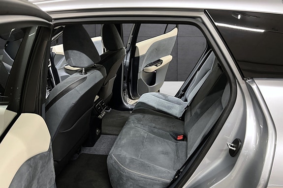 Lexus RZ450e 17 of 22