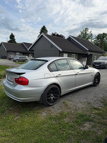 BMW 320d 4 of 5