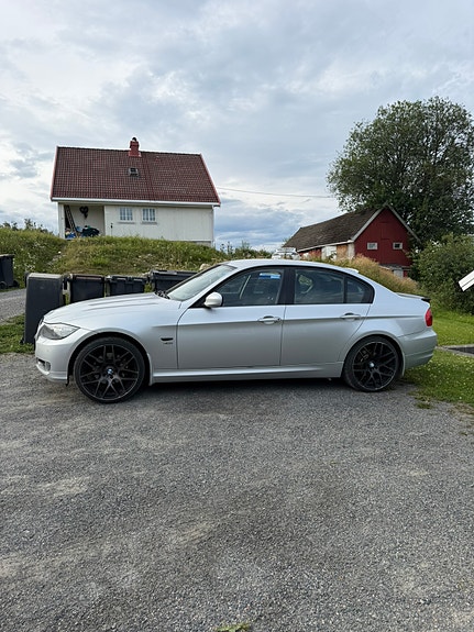BMW 320d 2 of 5