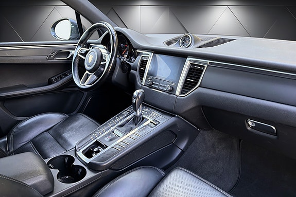 Porsche Macan 10 of 25