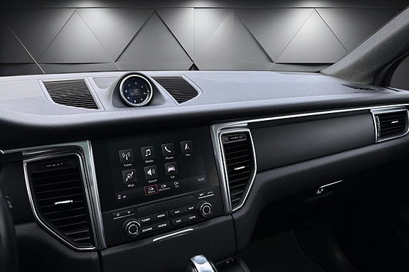 Porsche Macan 18 of 25