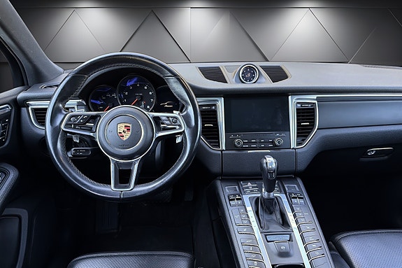 Porsche Macan 12 of 25
