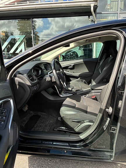 Volvo V40 8 of 28