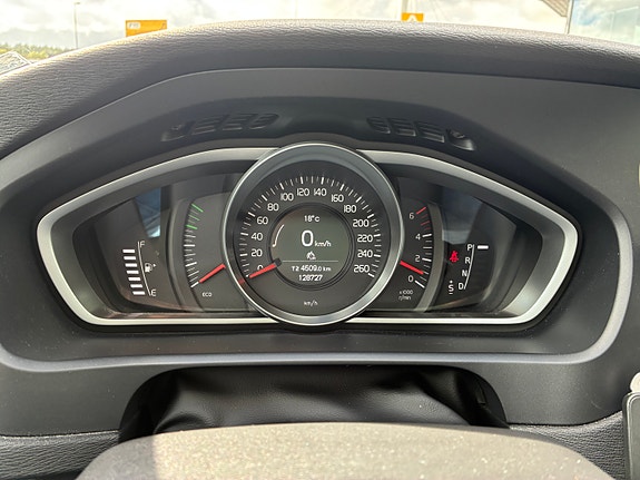 Volvo V40 12 of 28
