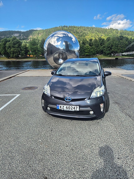 Toyota Prius Plug-in Hybrid 11 of 30