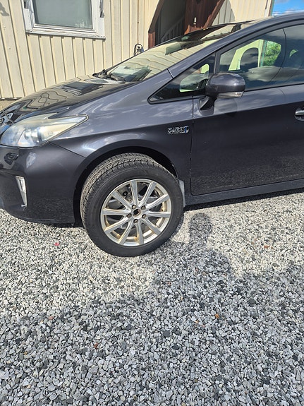 Toyota Prius Plug-in Hybrid 14 of 30