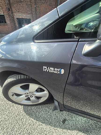 Toyota Prius Plug-in Hybrid 8 of 30