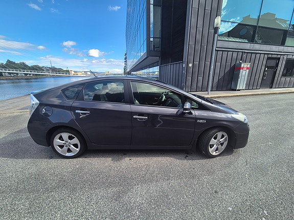 Toyota Prius Plug-in Hybrid 3 of 30