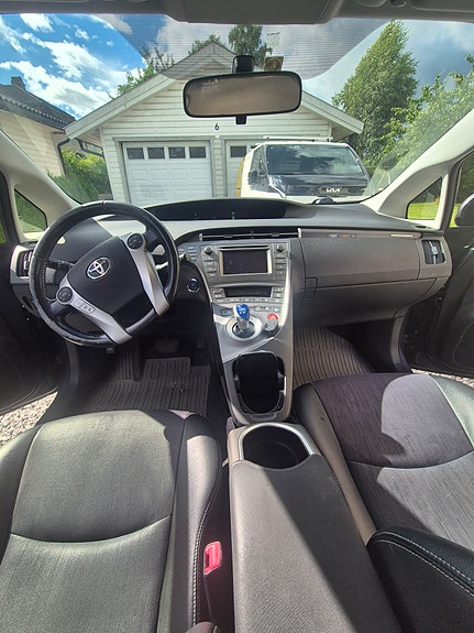 Toyota Prius Plug-in Hybrid 23 of 30