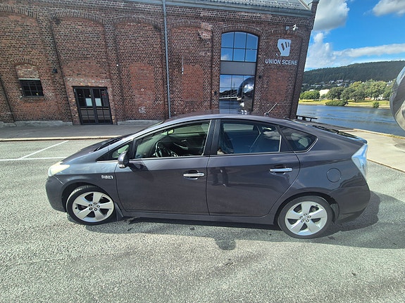 Toyota Prius Plug-in Hybrid 6 of 30