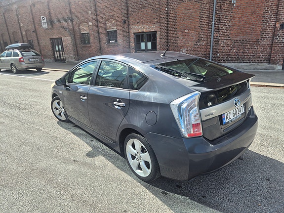 Toyota Prius Plug-in Hybrid 5 of 30