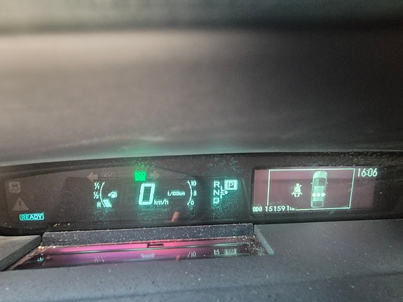 Toyota Prius Plug-in Hybrid 28 of 30