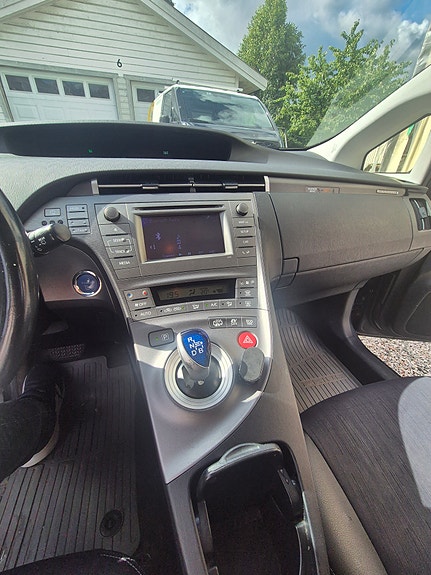 Toyota Prius Plug-in Hybrid 26 of 30