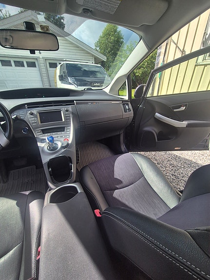 Toyota Prius Plug-in Hybrid 21 of 30