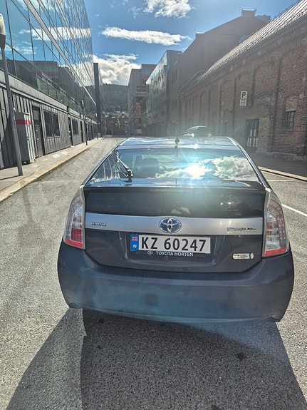Toyota Prius Plug-in Hybrid 9 of 30