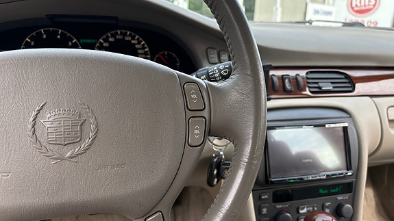 Cadillac Seville STS 19 of 30