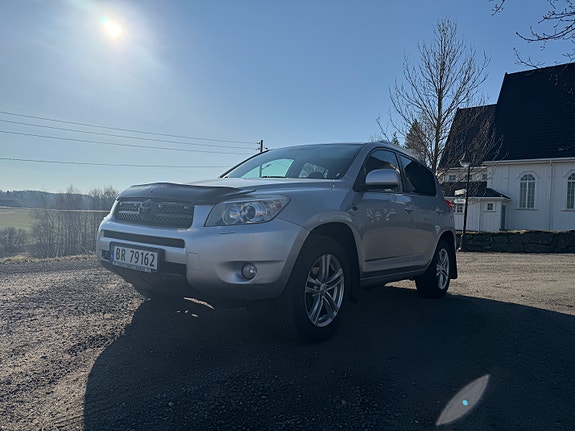 Toyota RAV4 2 of 11